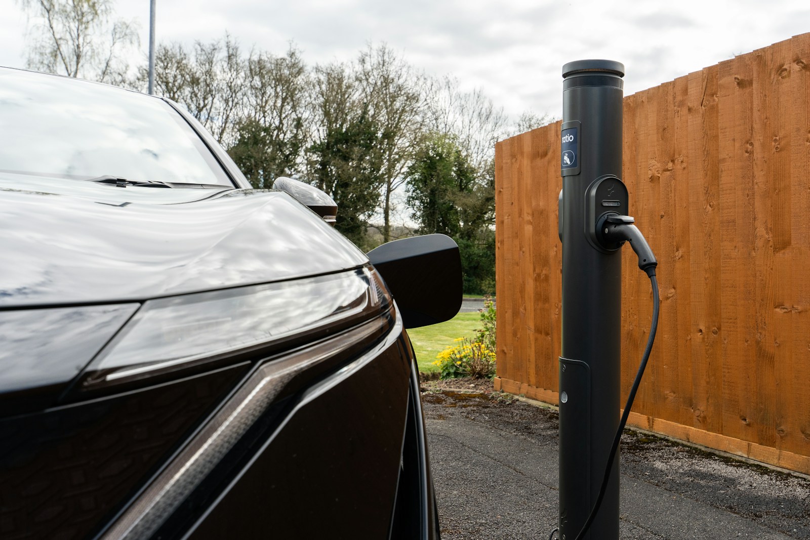 Véhicule électrique moderne branché à une borne de recharge